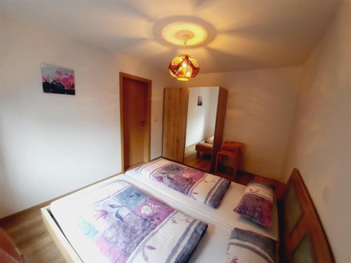 Tempat tidur dalam kamar di Unsere Ferienwohnung in Lengenfeld.