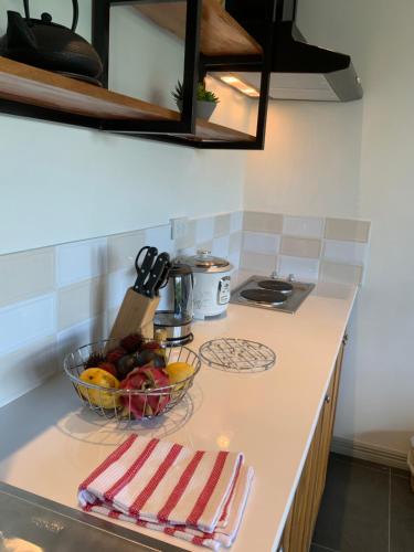 una encimera de cocina con un bol de fruta. en Puntakana Apartelle Cosy Apartment Panglao, en Panglao
