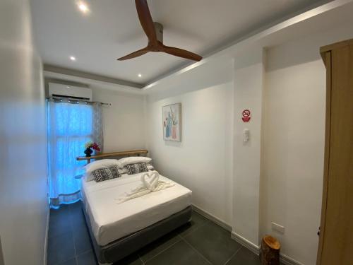Postel nebo postele na pokoji v ubytování Puntakana Apartelle Cosy Apartment Panglao