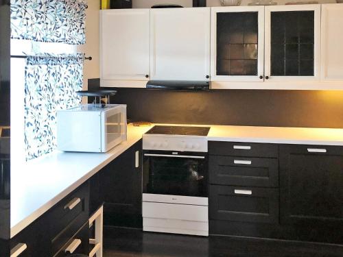 Η κουζίνα ή μικρή κουζίνα στο 6 person holiday home in Utvik
