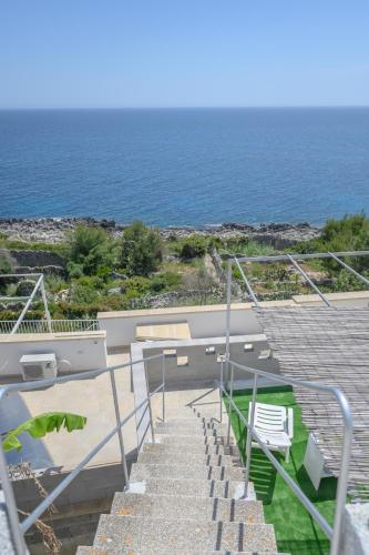 a set of stairs with a view of the ocean at Salento incantevole alloggio fronte mare in Marittima