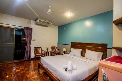 Un dormitorio con una cama con una cruz. en Sutus Court 4, en Pattaya central