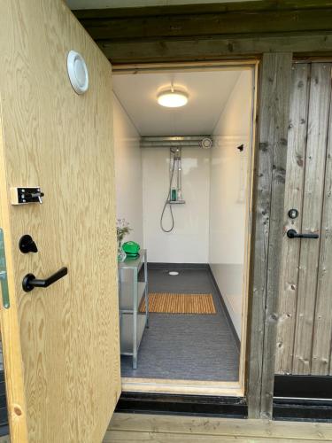 uma porta aberta para um quarto com um corredor em Kottehusen på Söder em Halmstad