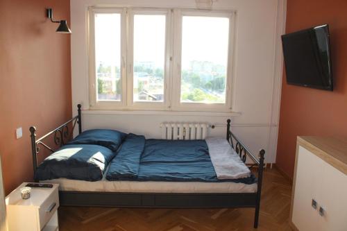 - un petit lit dans une chambre avec fenêtre dans l'établissement Panorama Północ, à Koszalin