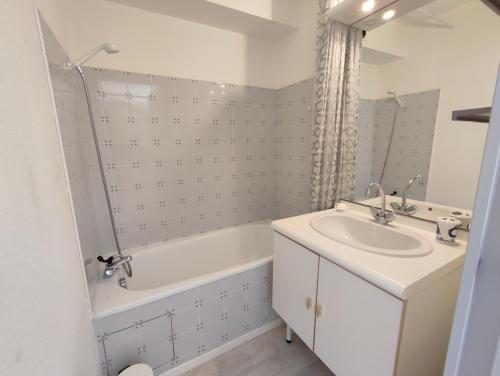 Kúpeľňa v ubytovaní Le Marmandais, T3 lumineux duplex, balcon, parking, wifi, proche thermes, ascenseur, 4 personnes