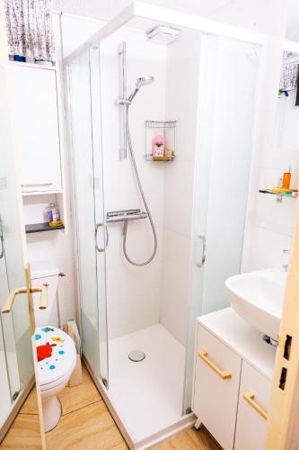 une salle de bain avec douche et toilettes dans l'établissement Maison accueillante à Leucate avec jardin et terrasse, à Leucate