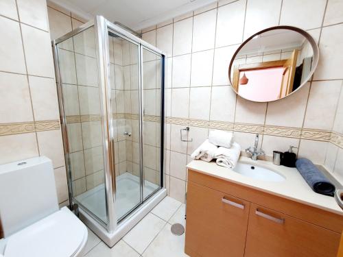 ein Badezimmer mit Dusche, Toilette und Waschbecken in der Unterkunft Villa Jacaranda Altaona Golf in Murcia