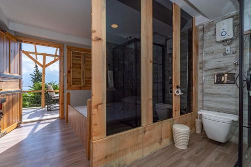 アランヤにあるCastle Boutique Hotel Alanyaのバスルーム(バスタブ付)、デッキ(トイレ付)