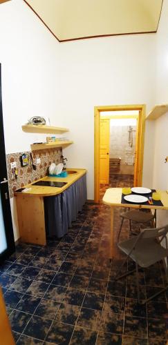 cocina con fregadero, mesa y encimera en Case Vacanze "Residenze Trapanesi" en Trapani