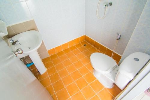 een badkamer met een wit toilet en een wastafel bij Sutus Court 3 in Pattaya