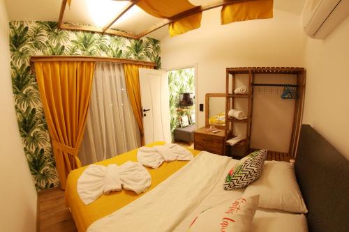 ein Schlafzimmer mit 2 Betten und Handtüchern darauf in der Unterkunft Tiny House Cactus söğüt in Marmaris