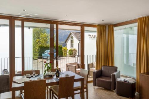 Un comedor con mesa y sillas en Emma Apartments-, en Piesendorf