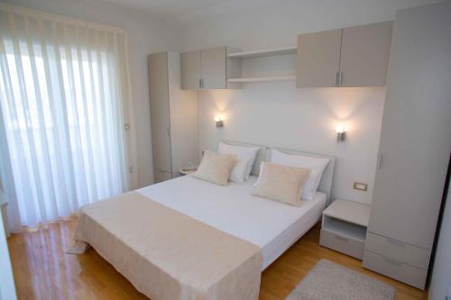 Ένα ή περισσότερα κρεβάτια σε δωμάτιο στο Apartments Šarkić 3,4,