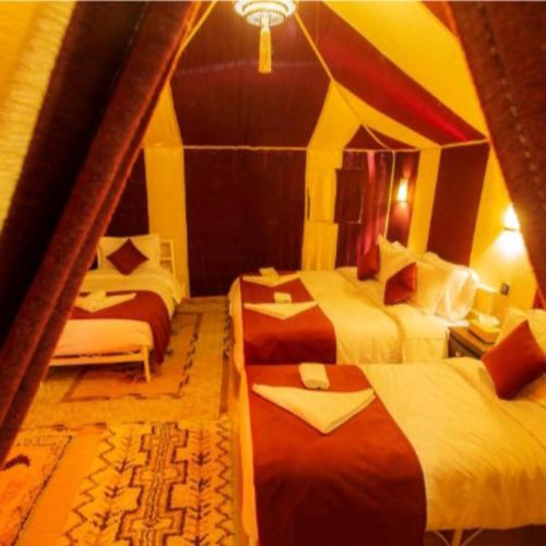 Katil atau katil-katil dalam bilik di Merzouga Nice luxury Camp