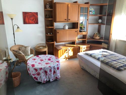 1 dormitorio con 1 cama y 1 mesa en una habitación en Haus Porta, en Porta Westfalica