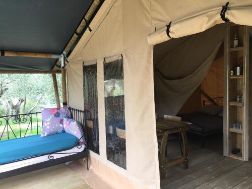 屈屈尼昂的住宿－Le Camping de Cucugnan，帐篷配有长凳和桌子