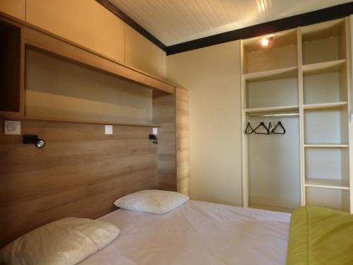 een bed met twee kussens in een kamer bij Camping Le Transat in Foulerot
