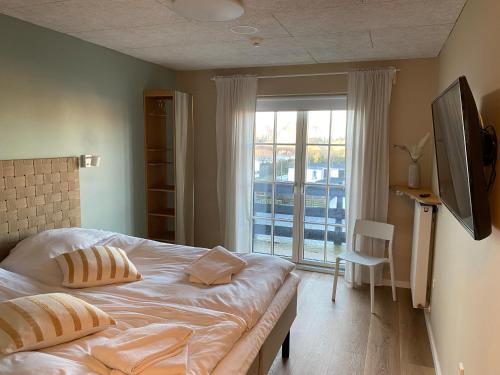Ένα ή περισσότερα κρεβάτια σε δωμάτιο στο Hotel Klitbakken