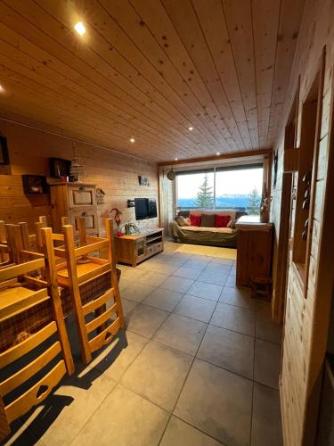 un salon avec un canapé, une table et des chaises dans l'établissement Galerie Roche Beranger « Le doux Chalet », à Chamrousse