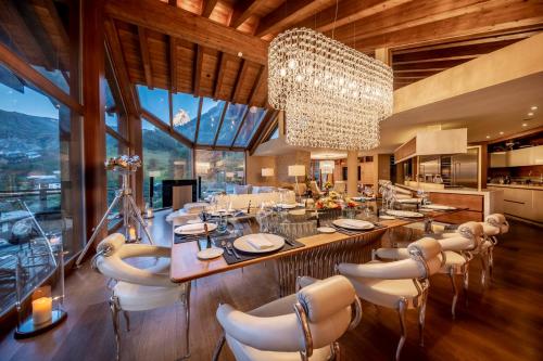 En restaurang eller annat matställe på Chalet Zermatt Peak - Your Own Private Luxury Chalet - Includes Professional Staff and Catering - Voted World's Best Chalet