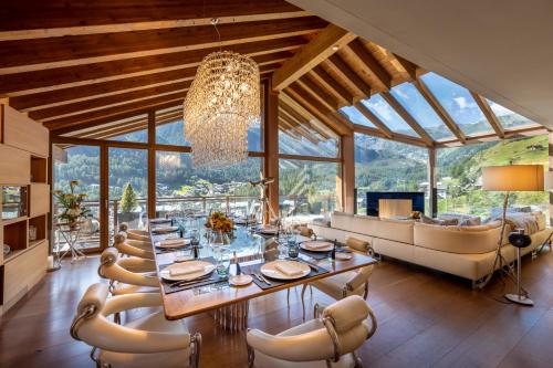 En restaurang eller annat matställe på Chalet Zermatt Peak - Your Own Private Luxury Chalet - Includes Professional Staff and Catering - Voted World's Best Chalet