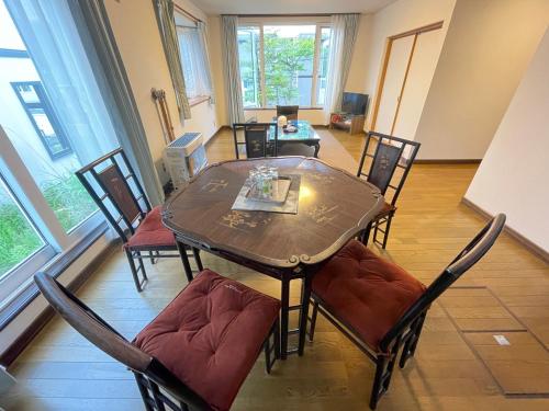 小樽市にある京樽3号 1棟貸切 一軒家 3-Bedrooms Duplex Private Villa KYOTARU3のダイニングルーム(テーブル、椅子付)