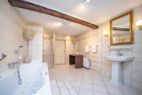 Fletcher Hotel Restaurant De Burghoeve tesisinde bir banyo