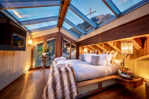 Postel nebo postele na pokoji v ubytování Chalet Zermatt Peak - Your Own Private Luxury Chalet - Includes Professional Staff and Catering - Voted World's Best Chalet