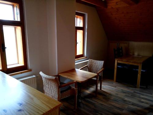 Malá Bystřice的住宿－Penzion U Bušů，客房设有2张桌子和椅子以及窗户。