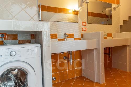 bagno con lavatrice e lavandino di Villa Incanto-Piano Terra - Fronte mare a Porto Cesareo