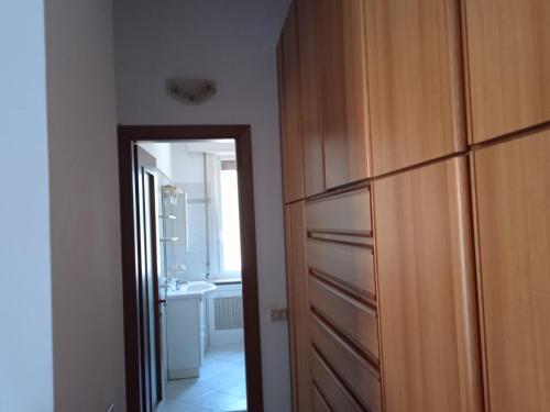 a room with a wooden cabinet and a bathroom at Niguarda Alfred House in Bresso