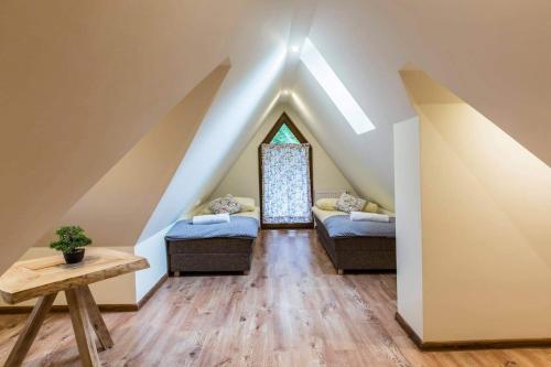Tempat tidur dalam kamar di Domek nad Potokiem