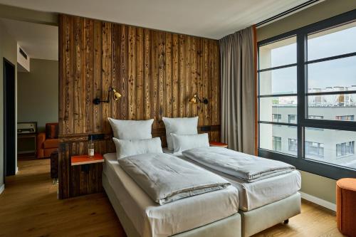 Ein Bett oder Betten in einem Zimmer der Unterkunft FREIgeist Göttingen Nordstadt, A Member of Design Hotels