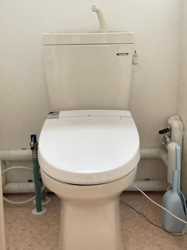 a white toilet in a bathroom with pipes at 京樽5号 1棟貸切 一軒家 4-Bedrooms Duplex Private Villa KYOTARU5 in Otaru