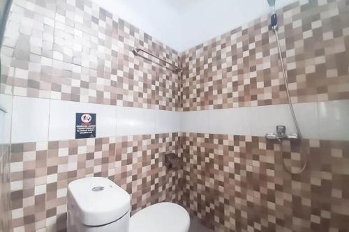 Ванная комната в Wisma Brata 2 Mitra RedDoorz