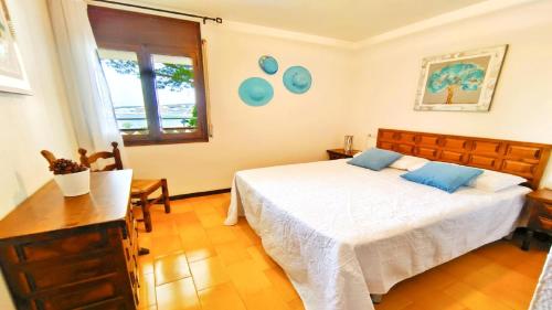 Posteľ alebo postele v izbe v ubytovaní VACAY Apartamento Sol i Mar, vistas al mar, en la Costa Brava, L'Escala!