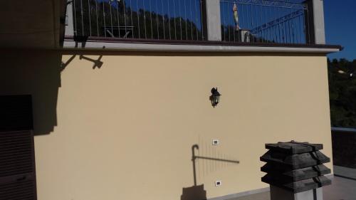 a white wall with a balcony and a basketball hoop at Cinque Terre Tra Il Filo Di Arianna in Riccò del Golfo di Spezia