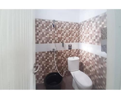 Ванная комната в Wisma Brata 2 Mitra RedDoorz