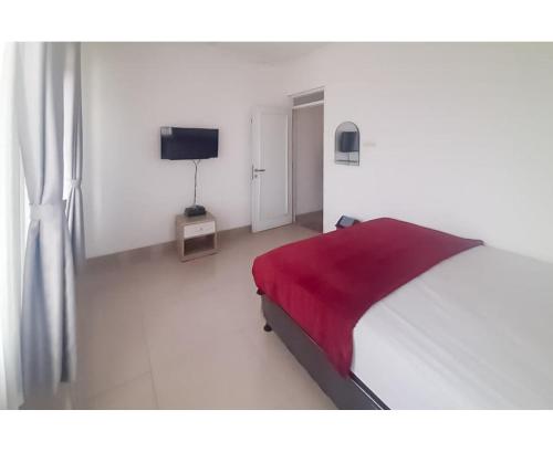 Кровать или кровати в номере Wisma Brata 2 Mitra RedDoorz