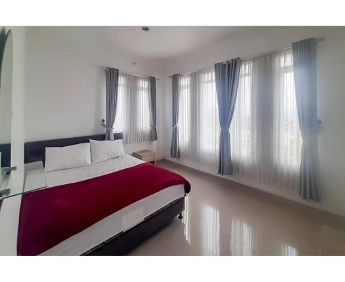Кровать или кровати в номере Wisma Brata 2 Mitra RedDoorz
