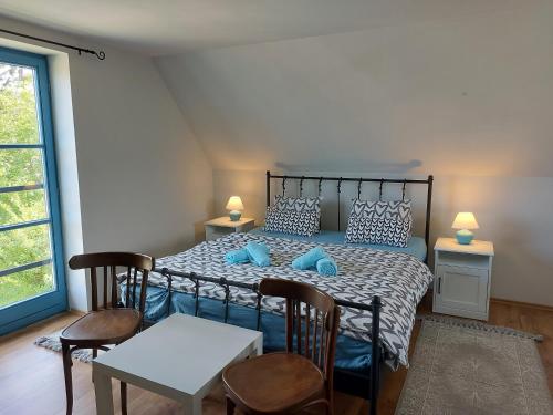een slaapkamer met een bed met een tafel en stoelen bij Spaletta in Pécsely