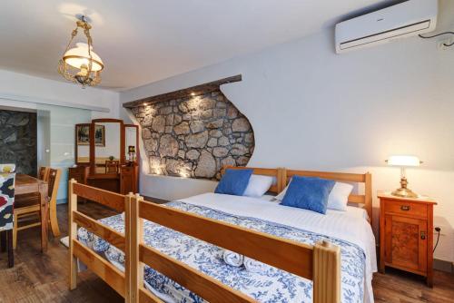 Un pat sau paturi într-o cameră la Villa Mate and Franka