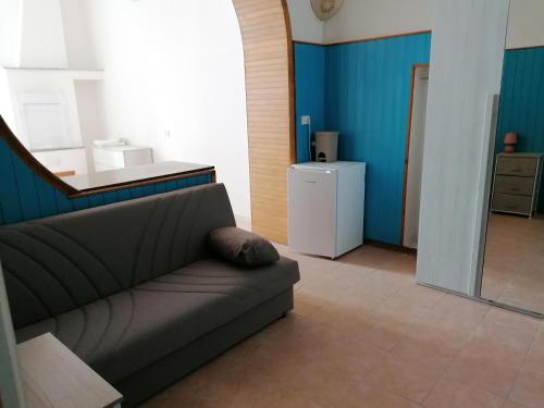 sala de estar con sofá y lavamanos en Porta Mare rooms 2, en Otranto