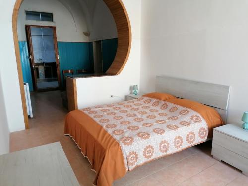 1 dormitorio con cama y espejo grande en Porta Mare rooms 2 en Otranto