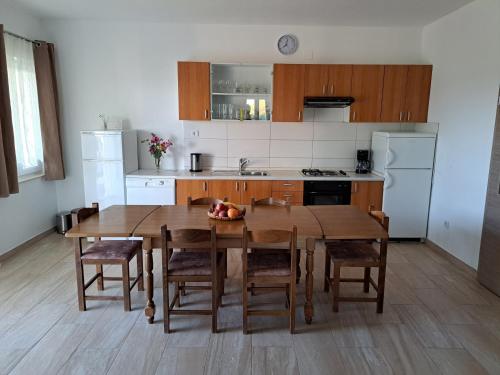 Kuchyň nebo kuchyňský kout v ubytování Apartments Marella