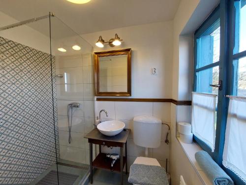 een badkamer met een wastafel en een douche bij Spaletta in Pécsely