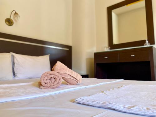 Ένα ή περισσότερα κρεβάτια σε δωμάτιο στο Hotel Alkionis