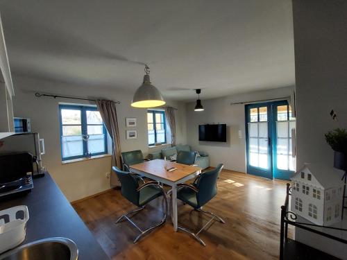a kitchen and dining room with a table and chairs at Spaletta in Pécsely