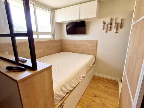 Cette petite chambre comprend un lit et une fenêtre. dans l'établissement Appartement Le Brusc, 2 pièces, 4 personnes - FR-1-316-258, à Six-Fours-les-Plages