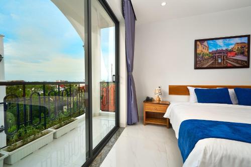 1 dormitorio con 1 cama y balcón en Legend Oasis Hoi An Boutique Hotel, en Hoi An